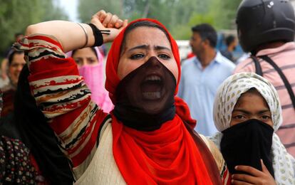 Devotas musulmanas participan se manifiestan, este lunes, en Srinagar, la capital estival de la Cachemia india. Las protestas se sucedieron por segundo día consecutivo para exigir medidas más contundentes y un castigo ejemplar a un hombre arrestado por haber violado presuntamente a una niña de tres años el pasado 8 de mayo.