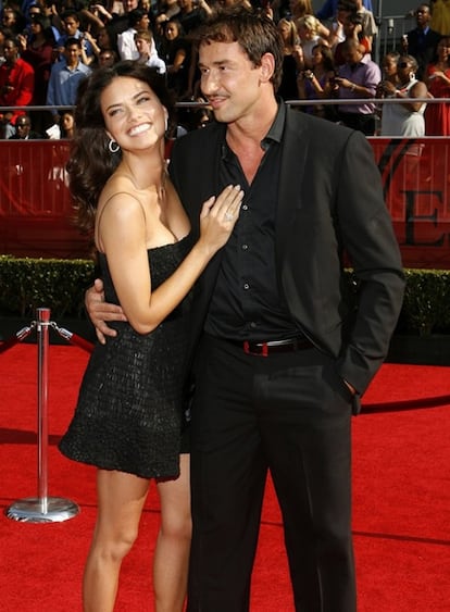 El jugador de baloncesto serbio Marko Jaric y su esposa, la supermodelo brasileña Adriana Lima, que anunciaron esta semana que esperan su primer bebé, organizarán dos bodas, una en Brasil y otra en Serbia, para los familiares de ambos. "En mi familia hay muchos que no pueden viajar. También en la familia de Adriana. Y por todos ellos, que desean estar en nuestra fiesta, prepararemos dos ceremonias muy pequeñas, en secreto, en los dos países", ha declarado Jaric. La pareja se casó en febrero pasado en una ceremonia civil en Estados Unidos.