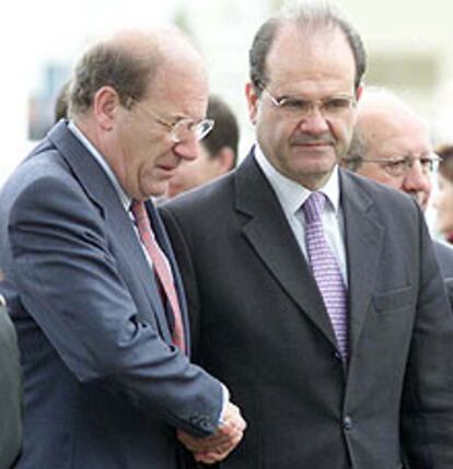 Pedro Rodríguez, alcalde de Huelva, y Manuel Chaves, ayer.