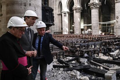 El primer ministro canadiense, Justin Trudeau (centro), el rector de la catedral de Notre Dame, Patrick Chauvet (izquierda), y el arquitecto jefe de Notre Dame, Philippe Villeneuve (derecha), visitan la catedral de Notre Dame en París.