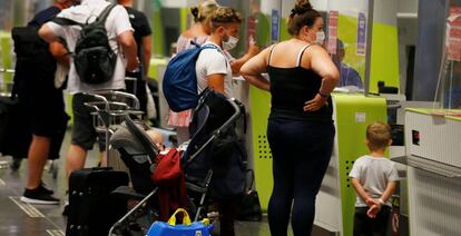 Turistas británicos facturando su equipaje antes de tomar un vuelo de vuelta a Reino Unido en el aeropuerto de Gran Canaria.