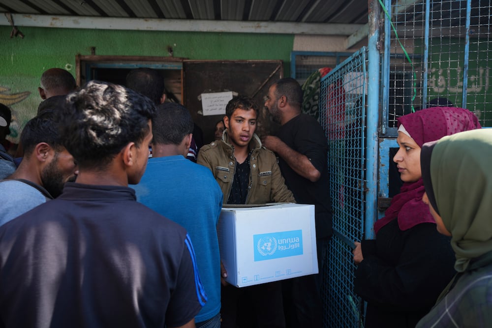 Palestinos recibían este martes ayuda de la UNRWA en el campamento de Nuseirat (Gaza). 