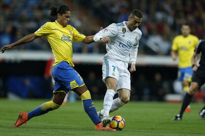 Cristiano Ronaldo (d) lucha por el balón con el jugador de Las Palmas Mauricio Lemos. 