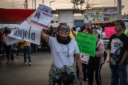 Rocío Bustamante, madre de María Angela Olguín, grita durante una protesta por la desaparición de su hija, el 20 de enero, en el paradero de Indios Verdes.