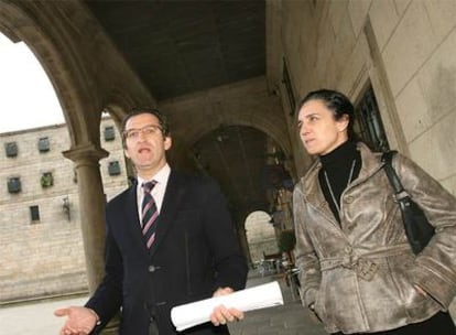 Núñez Feijóo y la diputada del PP Pilar Rojo, ayer delante del Colegio de Arquitectos.