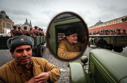 Unos 5.000 militares rusos participan en un desfile militar en la Plaza Roja de Moscú (Rusia) para conmemorar el 78º aniversario de la parada militar del 7 de noviembre de 1941, tras la cual los soldados marcharon directamente al frente para combatir a las tropas nazis que se hallaban a las afueras de la ciudad. 