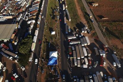 Em Brasília, caminhoneiros mantiveram a paralisação da categoria em protesto contra a alta do preço do diesel, que subiu 50% desde meados do ano passado.