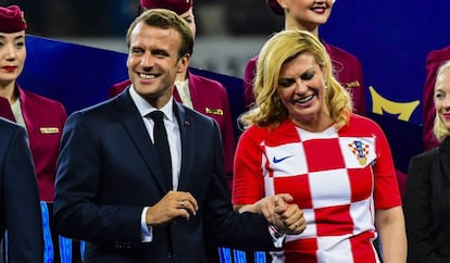 El presidente francés, Emmanuel Macron, y la presidenta de Croacia, Kolinda Grabar-Kitarovic, en el Mundial de Rusia.