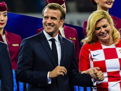 El presidente francés, Emmanuel Macron, y la presidenta de Croacia, Kolinda Grabar-Kitarovic, en el Mundial de Rusia.