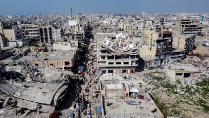 Palestinos en un mercadillo en medio de la destrucción de Ciudad de Gaza