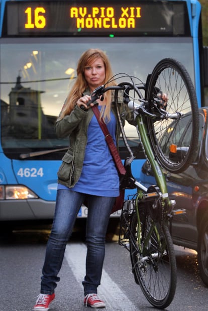 Ana Bernique posa con su bicicleta en el barrio de Chamberí.