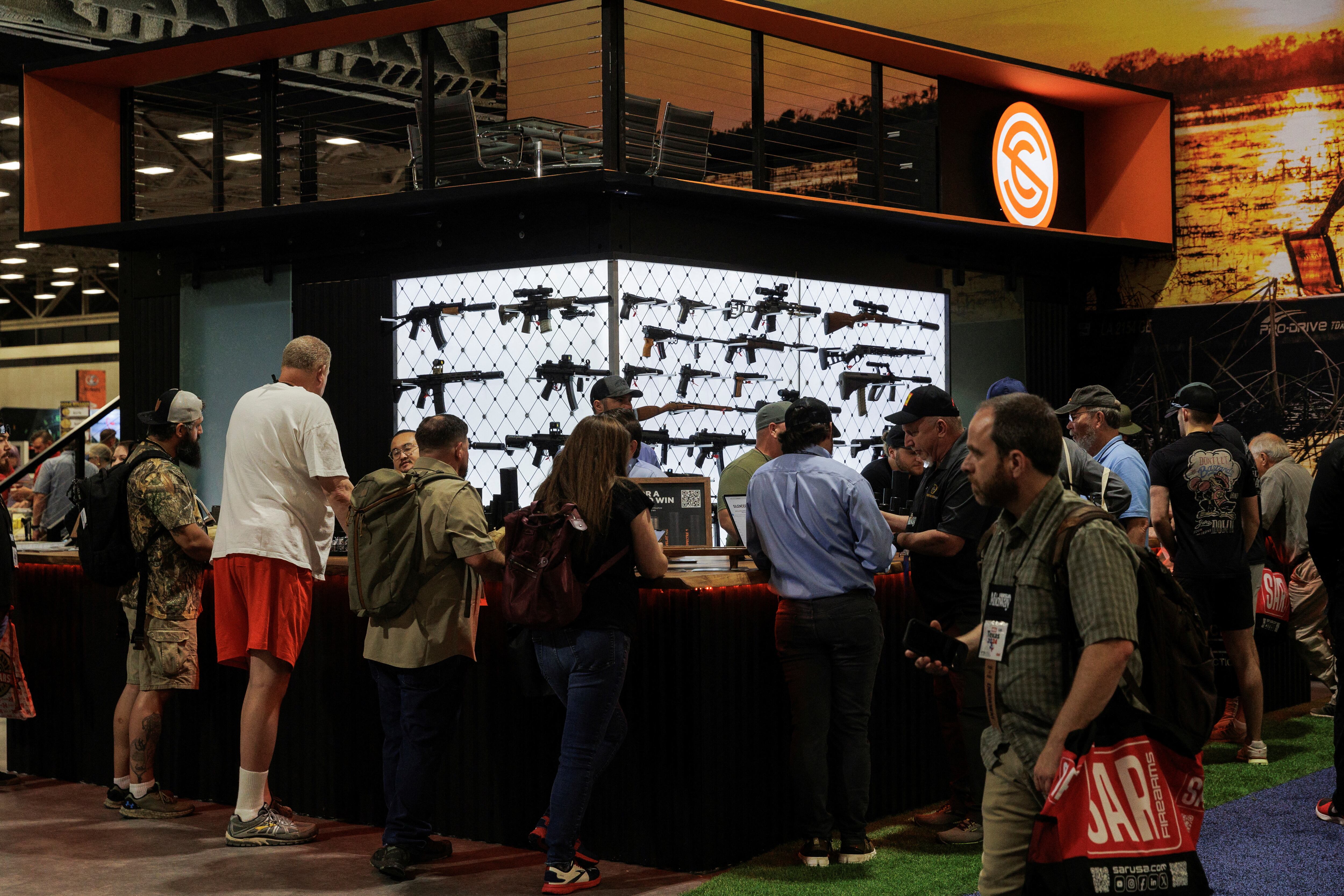 Clientes en la expo anual de la Asociación Nacional del Rifle (NRA, por sus siglas en inglés), en Dallas, el 17 de mayo.