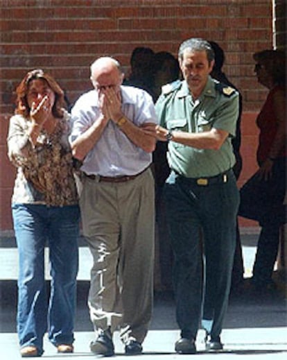 Un guardia civil acompa?a a dos personas que acudieron a la comandancia tras el tiroteo.