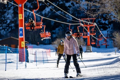 Turistas disfrutan la nieve en Nevados de Chillán, en los Andes, el 9 de julio.