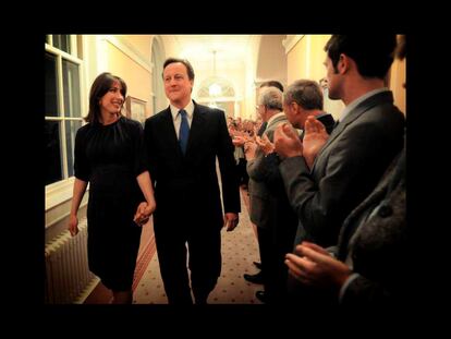 El nuevo primer ministro conservador David Cameron (d) y su esposa Samantha, son aplaudidos durante su entrada en el número 10 de Downing Street, despacho y residencia oficial del jefe del Gobierno, después de que la reina Isabel II le encargara la formación de un nuevo gabinete, en Londres, Reino Unido, el 11 de mayo de 2010.