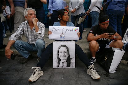 Una mujer sostiene un retrato de María Corina Machado, durante la manifestación en Caracas.  