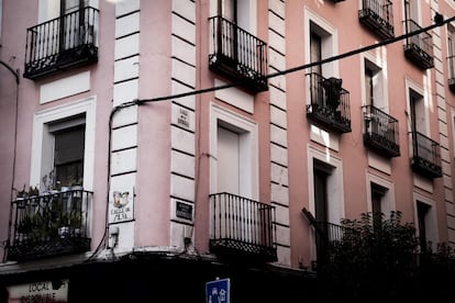 Calle de la Estrella, 23 de enero de 1977. Arturo Ruiz, estudiante de BUP de 19 años, muere en el cruce de las calles Estrella y Silva, mientras participa en una manifestación pro-amnistía, al ser alcanzado por un disparo efectuado un ultraderechista.