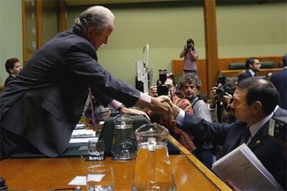 El <i>lehendakari</i> Ibarretxe felicita en el Parlamento vasco a Juan María Atutxa por el archivo del caso.