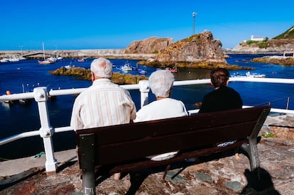 Un grupo de adultos mayores disfruta del puerto de Cudillero en Asturias.