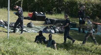 Policías franceses inspeccionan un zulo de ETA, hallado Saint-Pee-sur-Nivelle en abril de 2017.