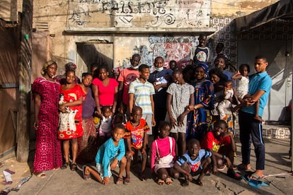 La familia Fall, frente a su casa, en el barrio de Medina, en Dakar.