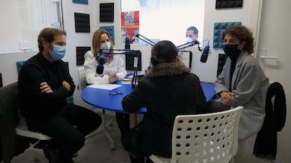 Carlos Magro (izquierda) y Marina Garcés (derecha) responden a las preguntas de una alumna ante la directora del centro, Rosa Llorente (de blanco).