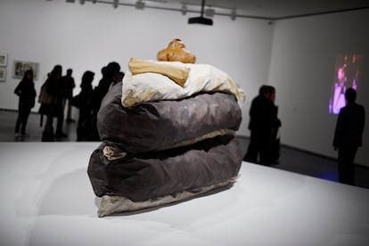 La obra 'Floor Cake', del artista Claes Oldenburg, en una exposición en el Guggenheim Bilbao, en 2012.