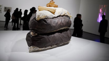 La obra 'Floor Cake', del artista Claes Oldenburg, en una exposición en el Guggenheim Bilbao, en 2012.