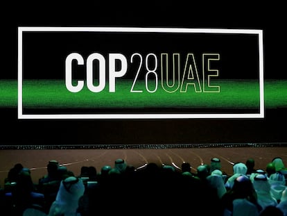 El logo de la COP28 en Emiratos Árabes Unidos es proyectado durante un evento en Dubai, el pasado 16 de enero.