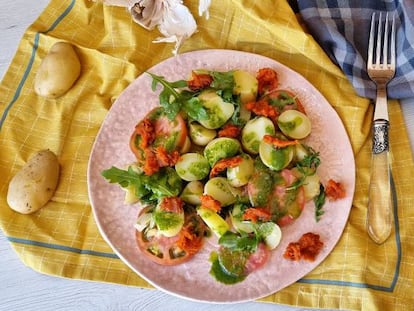 Ensalada de patata, pesto y morcilla patatera