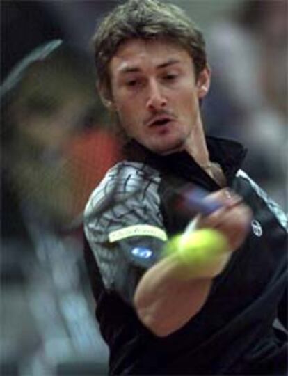 Juan Carlos Ferrero durante el partido que le ha enfrentado a Arazi.