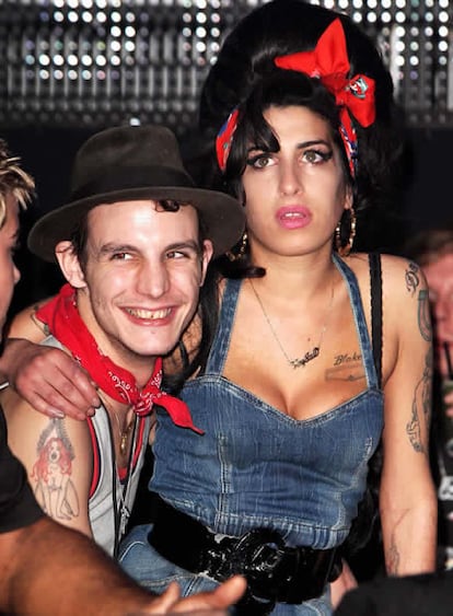 El todavía marido de Amy Winehouse, Blake Fielder, que se encuentra en prisión, baraja emplear las cartas de amor de la cantante británica por apoyar su demanda de separación y el reparto de bienes que quiere conseguir. "Blake no quiere una reconciliación", señaló la madre del marido de Winehouse a la revista People.