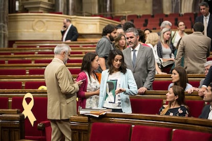 Diputats de Ciutadans i PP esperen l'inici del ple que al final es va anul·lar.