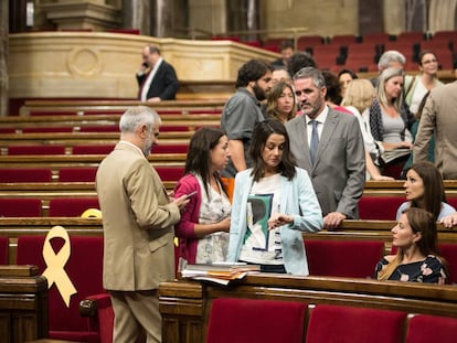 Diputats de Ciutadans i PP esperen l'inici del ple que al final es va anul·lar.