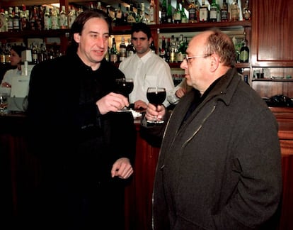Juanjo Puigcorb&eacute; y Manuel V&aacute;zquez Montalb&aacute;n, en 1999, durante la presentaci&oacute;n de la serie de televisi&oacute;n sobre Pepe Carvalho.