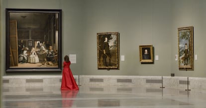 Ana Beln contempla 'Las meninas' de Velzquez en el vdeo de felicitacin del Museo del Prado.