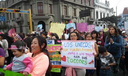 Miles de manifestantes participan en la marcha 'Ni una Menos' que busca denunciar el problema de la violencia hacia las mujeres en Perú.