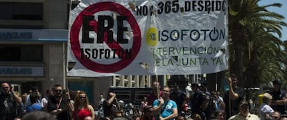 Trabajadores de Isofoton se manifiestan en Málaga contra los despidos en la empresa.
