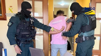 Detención en Las Palmas de Gran Canaria de uno de los sospechosos de la trama que usaba la mercantil hongkonesa FX Winning Limited, en una imagen de la Guardia Civil.