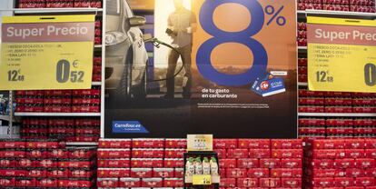 Un estante de Coca-Cola en un hipermercado de Carrefour.