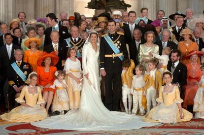 22 de mayo de 2004. La foto de familia del día de la boda de don Felipe y doña Letizia.