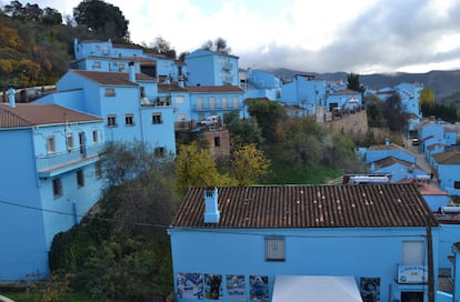 Panorámica del pueblo pitufo con todas las casas pintadas de azul