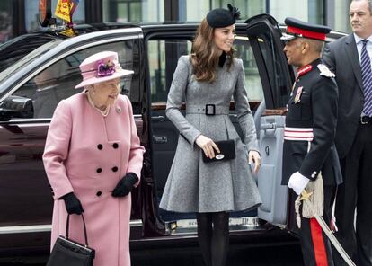 Isabel II y Kate Middleton en el King's College, el pasado 19 de marzo.