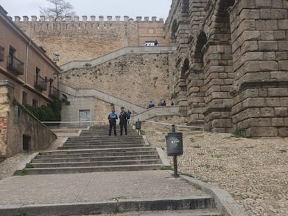 Miembros de la policía en las inmediaciones del lugar donde ha caído el hombre, este sábado en Segovia.