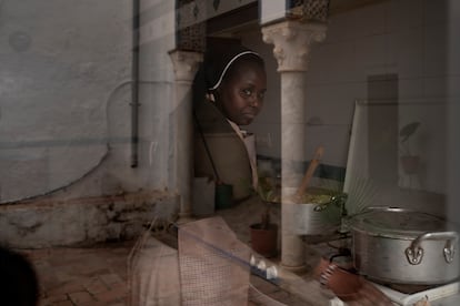 Una de las monjas prepara el almuerzo para todas las hermanas en el convento de las Hermanas Pobres de Santa Clara, en Carmona (Sevilla).