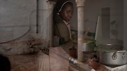 Una de las monjas prepara el almuerzo para todas las hermanas en el convento de las Hermanas Pobres de Santa Clara, en Carmona (Sevilla).