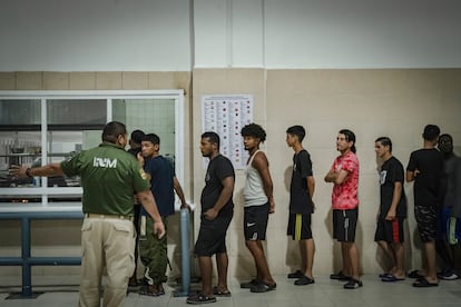 Un grupo de migrantes retenidos en la estación migratoria de Tapachula, Chiapas