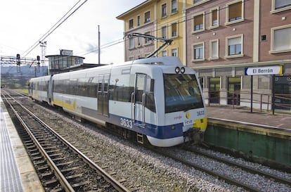 Tren de la división Feve circula por la localidad asturiana de El Berrón.