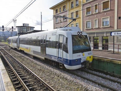 Tren de la división Feve circula por la localidad asturiana de El Berrón.