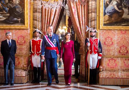 El rey Felipe VI y la reina Letizia, entrando a la recepción de las autoridades con motivo de la celebración de la Pascua Militar este viernes en el Palacio Real de Madrid.
